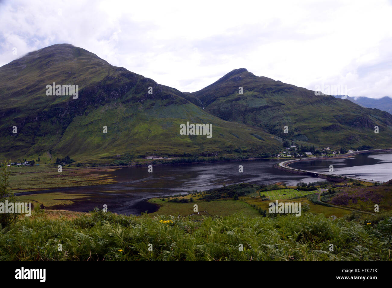 Die schottischen Berge Sgurr Na' Moraich & Sgurr ein t-Searraich über den Damm am Loch Duich, Schottisches Hochland. Stockfoto