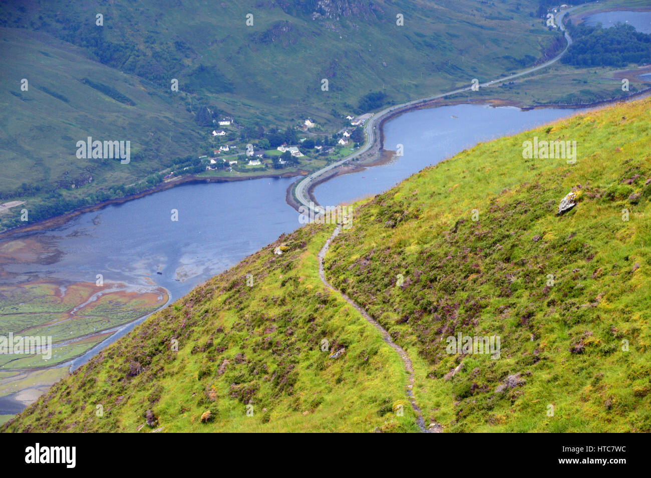 Blick auf den Damm am Loch Duich von den Fußweg zu den schottischen Berg Corbett Sgurr eine Airgid in den schottischen Highlands. Stockfoto