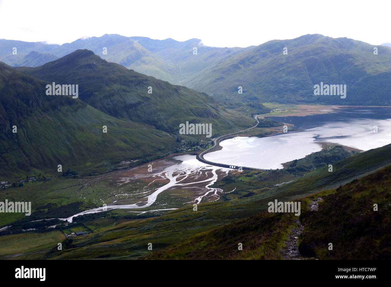 Die schottischen Berge Sgurr ein t-Searraich die den Corbett Sgurr Mhic Bharraich über den Damm am Loch Duich, Schottisches Hochland. Stockfoto