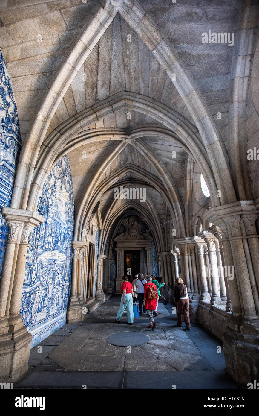 Kreuzgang der Kathedrale Se und Azulejos Kacheln, Port Portugal Stockfoto