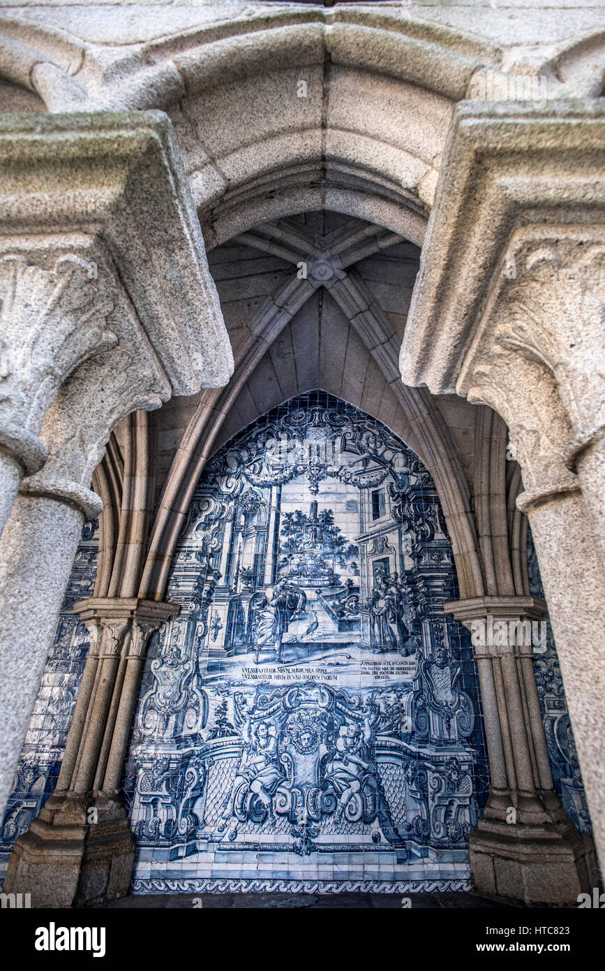 Kreuzgang der Kathedrale Se und Azulejos Kacheln, Port Portugal Stockfoto