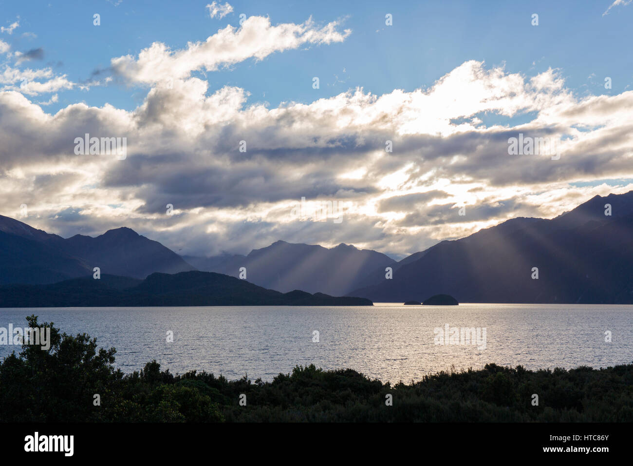 Te Anau, Southland, Neuseeland. Aussicht auf die Berge des Fjordland National Park, Lake Te Anau am Abend. Stockfoto