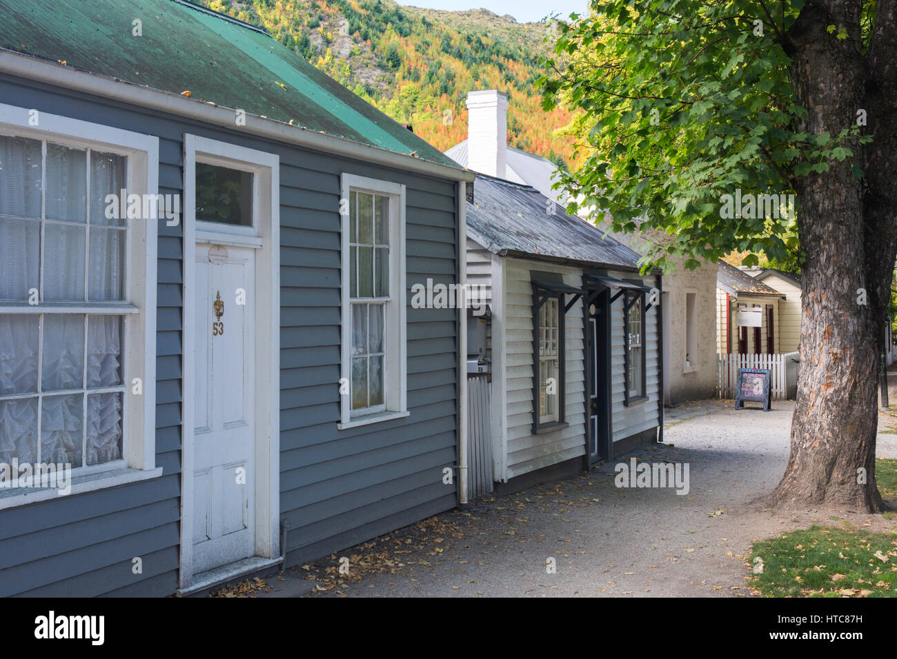 Arrowtown, Otago, Neuseeland. Folge der historischen Goldgräber Cottages in Buckingham Street. Stockfoto