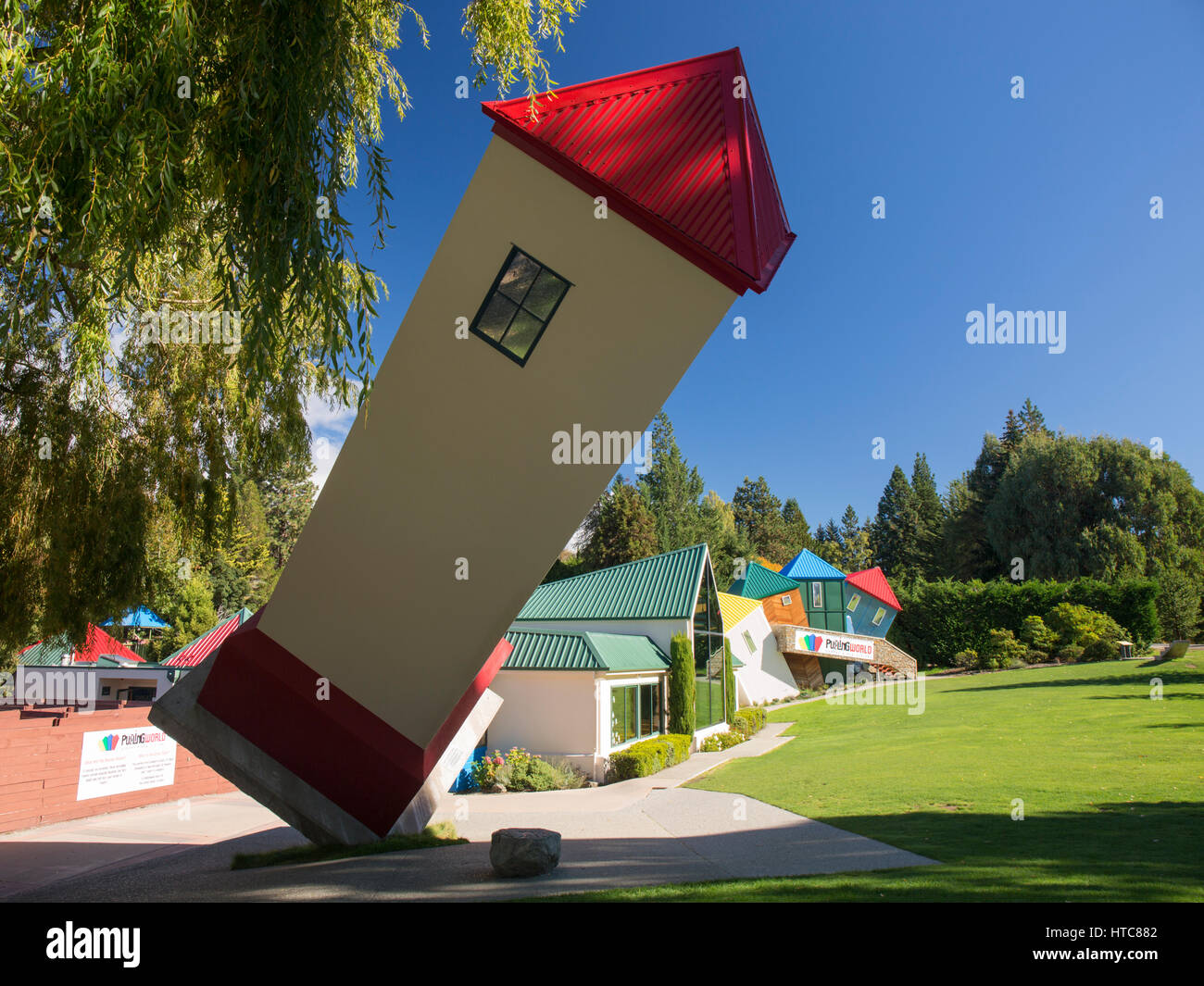 Wanaka, Otago, Neuseeland. Schiefen Turm in den Gärten der rätselhafte Welt. Stockfoto