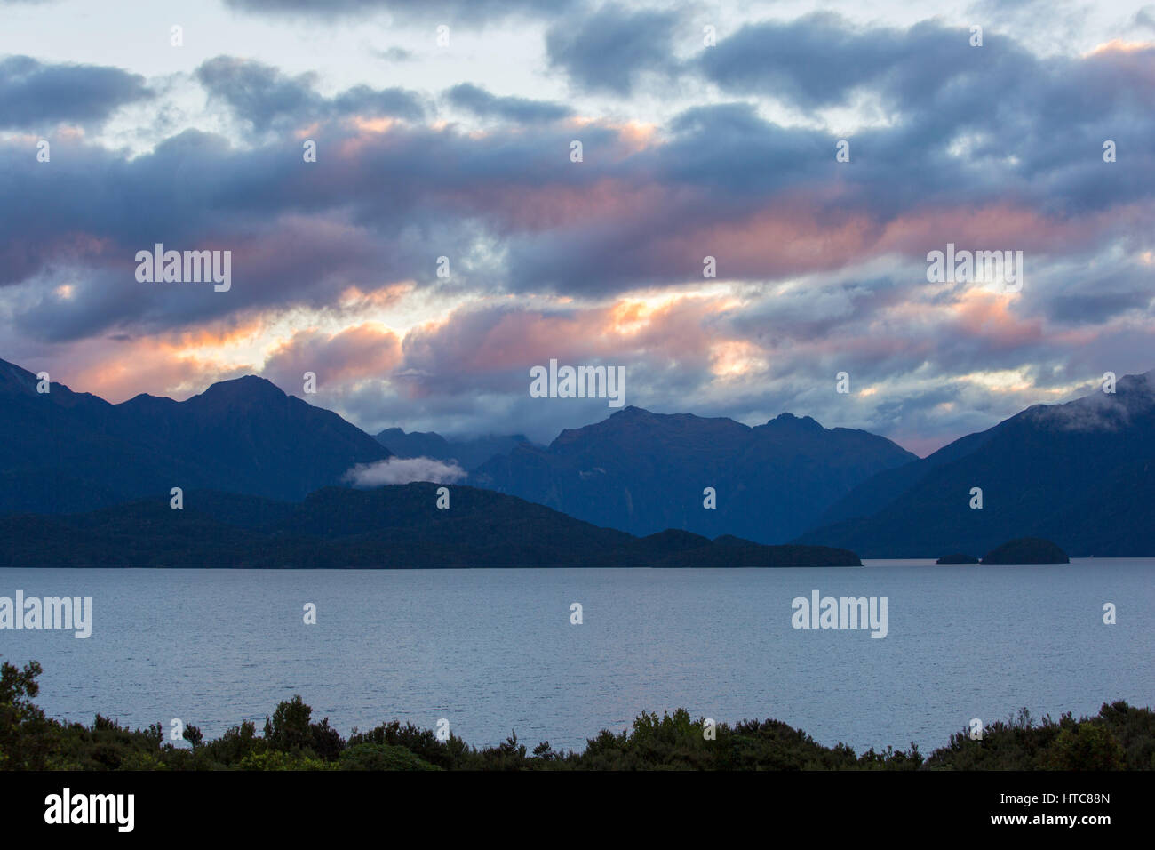 Te Anau, Southland, Neuseeland. Blick auf Lake Te Anau in die Berge des Fjordland National Park, Dämmerung. Stockfoto