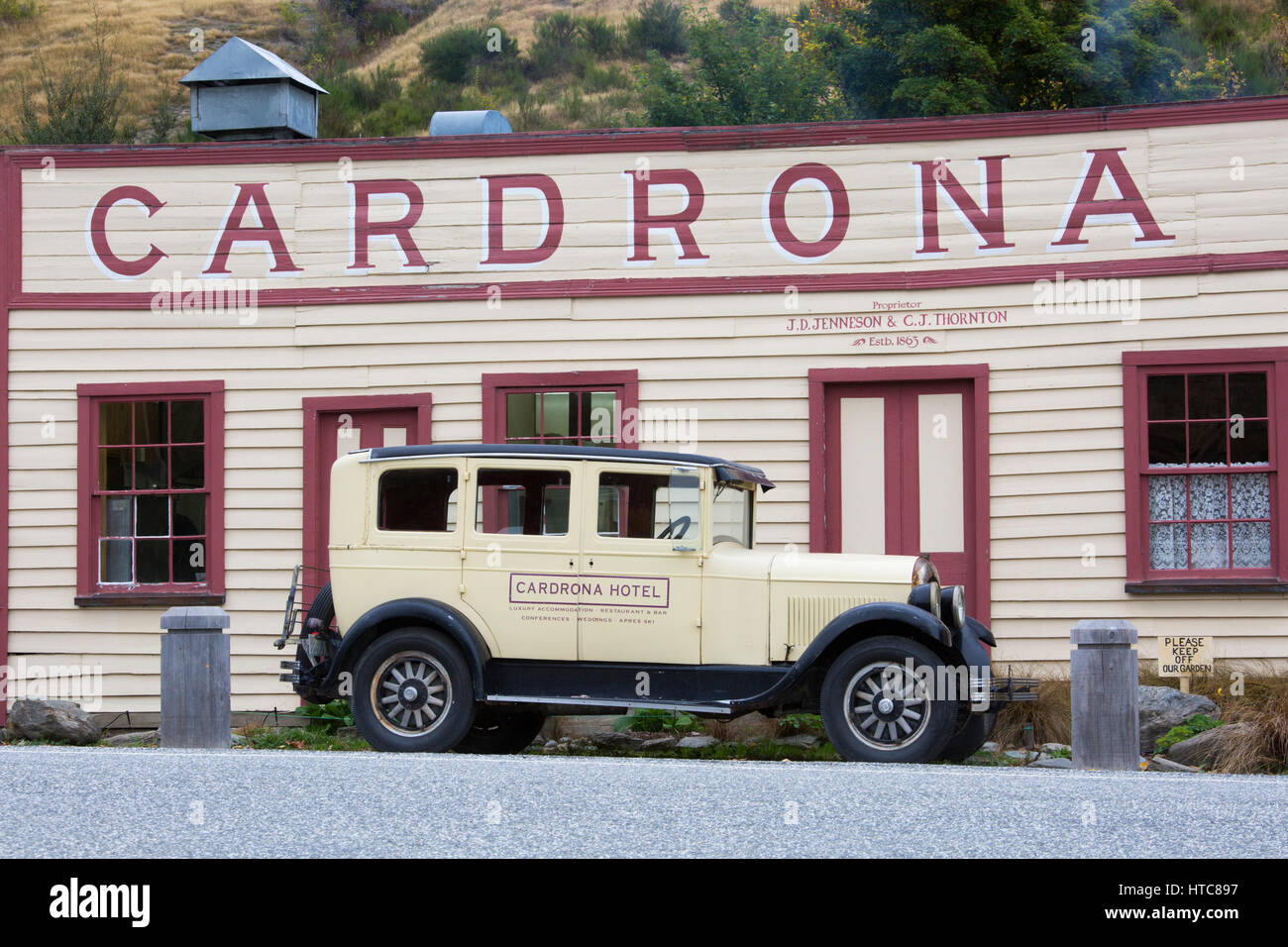 Cardrona, Otago, Neuseeland. Fassade des historischen Cardrona Hotel, gegründet 1863, geparkt Oldtimer vor. Stockfoto