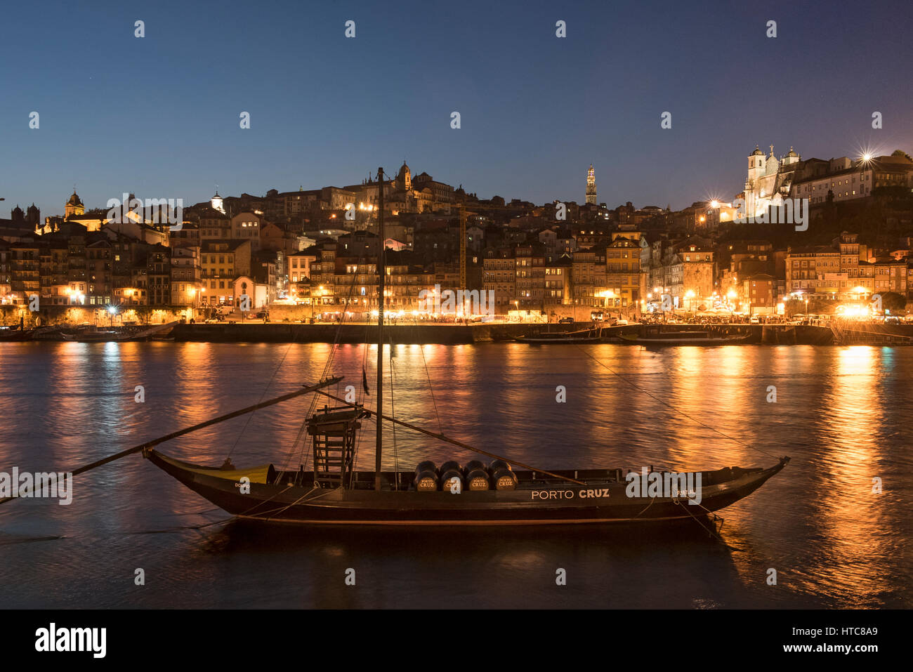 Porto und Douro River bei Abenddämmerung mal Portugal Stockfoto