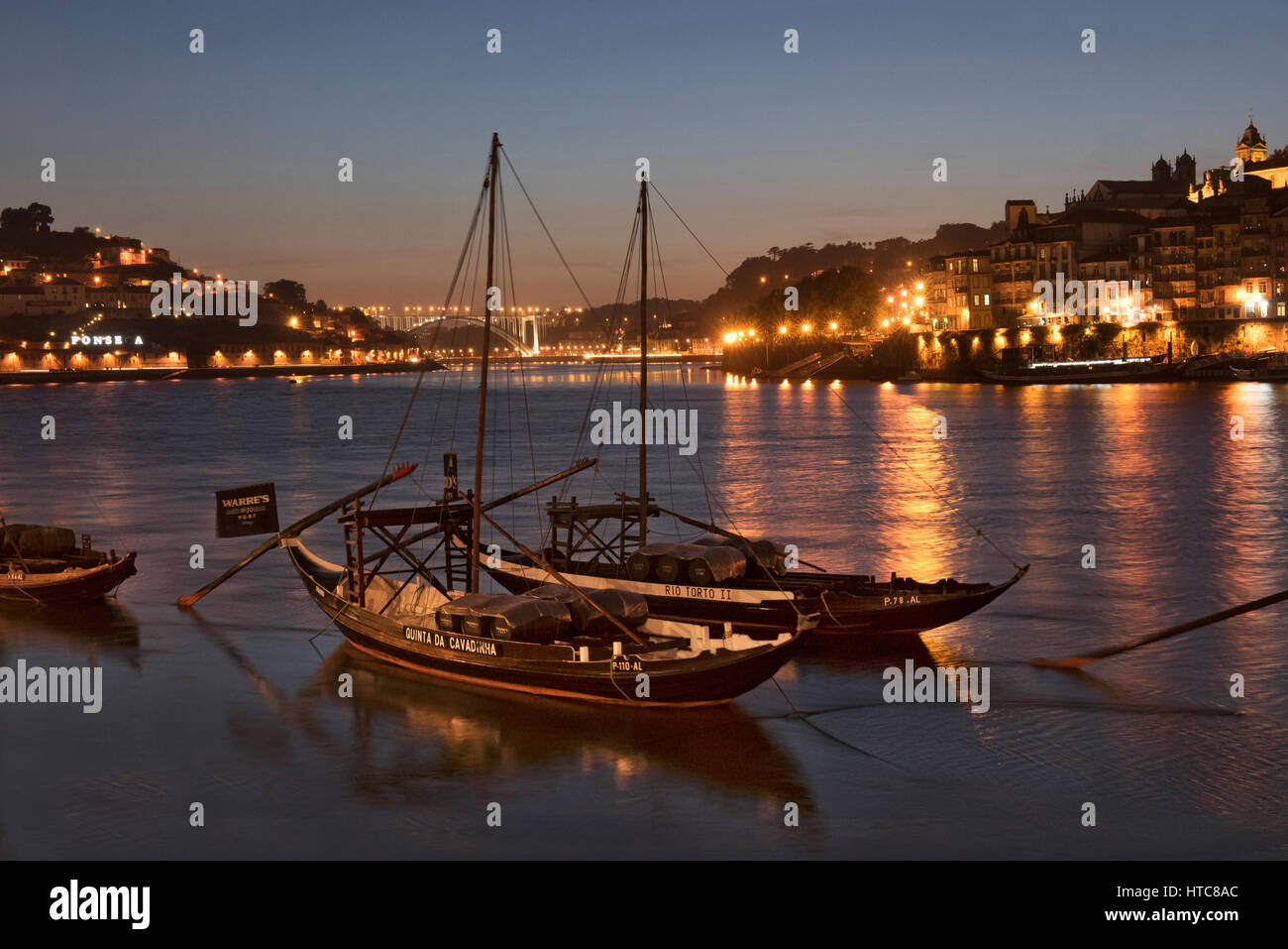 Porto und Douro River bei Abenddämmerung mal Portugal Stockfoto