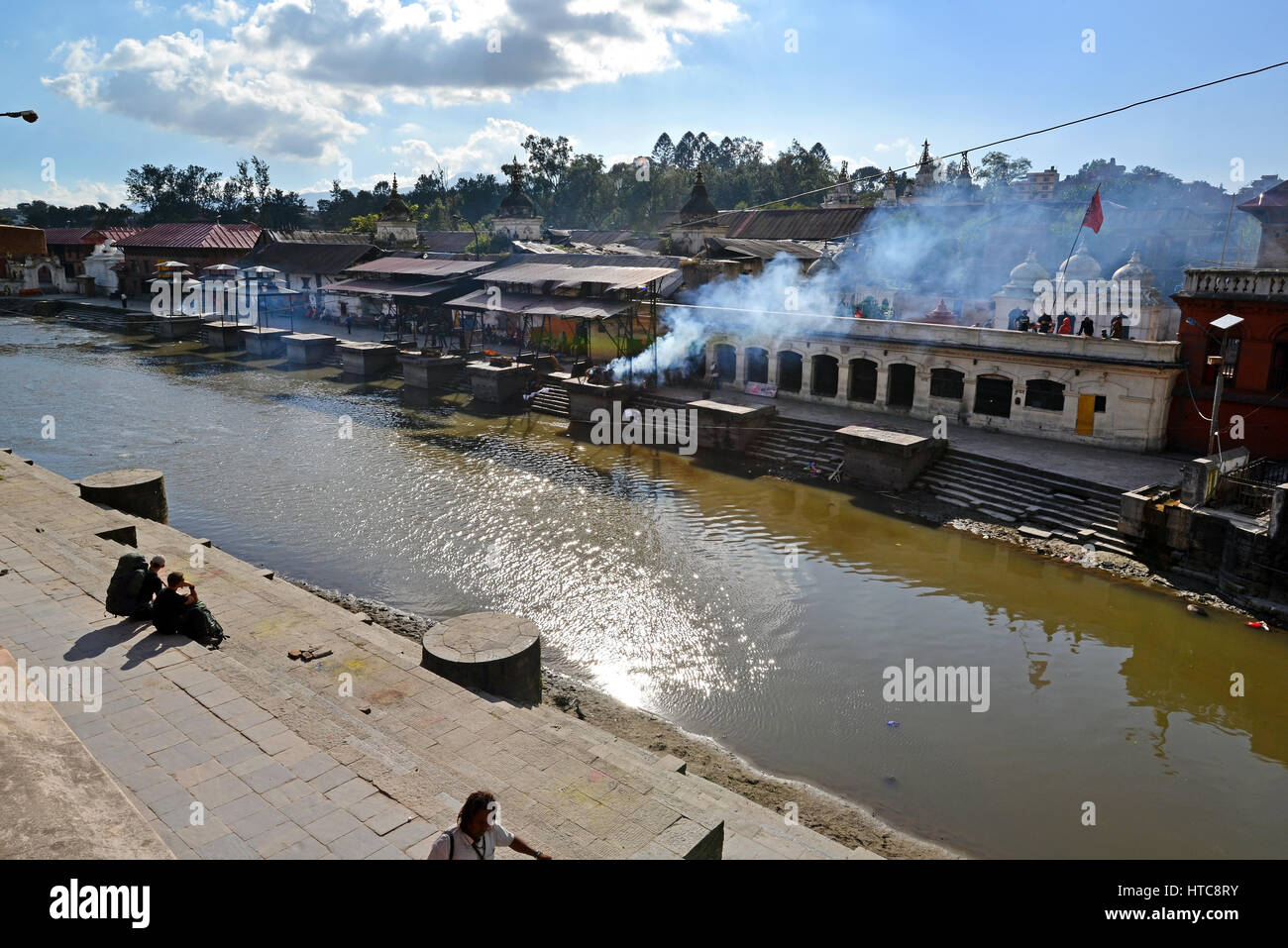 PASHUPATINATH - 8.Okt: Menschliche Feuerbestattung entlang dem Heiligen Bagmati-Fluss im Pashupatinath, der zweitwichtigste Ort der Einäscherung für Hindus, nach Vara Stockfoto