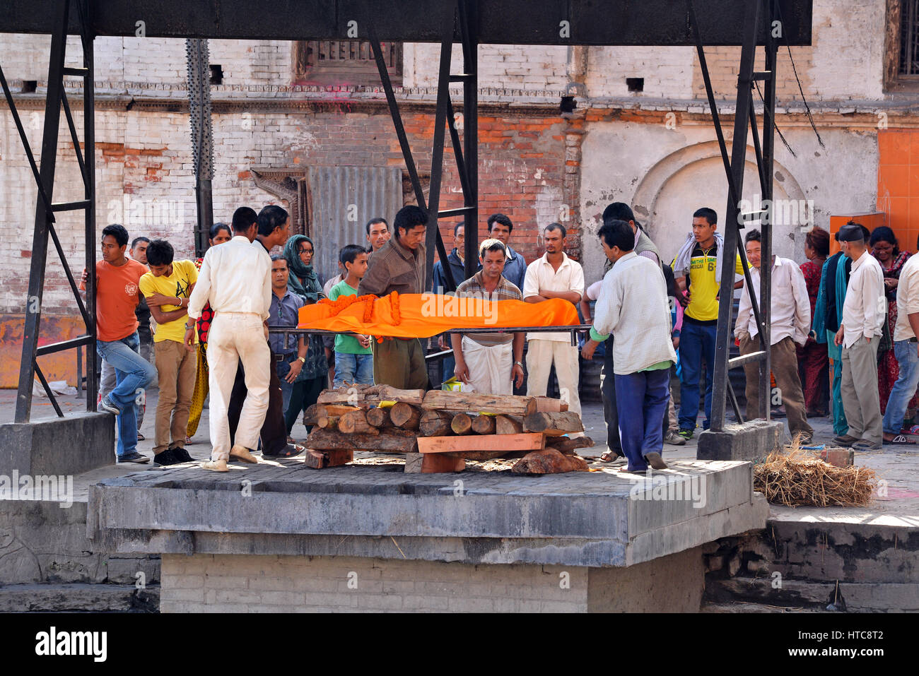 PASHUPATINATH - 8.Okt: Menschliche Feuerbestattung entlang dem Heiligen Bagmati-Fluss im Pashupatinath, der zweitwichtigste Ort der Einäscherung für Hindus, nach Vara Stockfoto