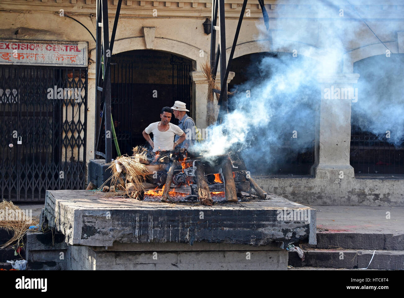 PASHUPATINATH - 8.Okt: Feuerbestattung Ghats und Zeremonie entlang dem Heiligen Bagmati-Fluss im Pashupatinath Tempel, am 8. Oktober 2013 in Kathmandu, Nepal. Das ist Stockfoto