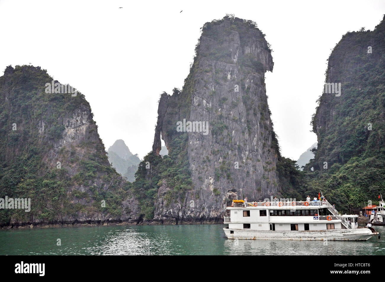 HALONG Bucht - 27 FEB: Touristische Dschunken Navigation durch den Karst Inseln in der Halong Bay. Dies ist eine erstklassige Reiseziele Vietnams und ein WELTERBESTATUS Stockfoto