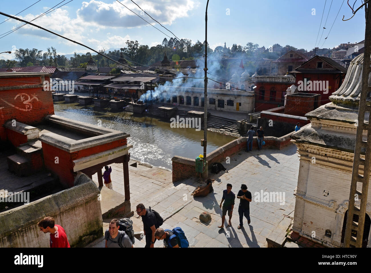 PASHUPATINATH - 8.Okt: Feuerbestattung Ghats und Zeremonie entlang dem Heiligen Bagmati-Fluss im Pashupatinath Tempel, am 8. Oktober 2013 in Kathmandu, Nepal. Das ist Stockfoto