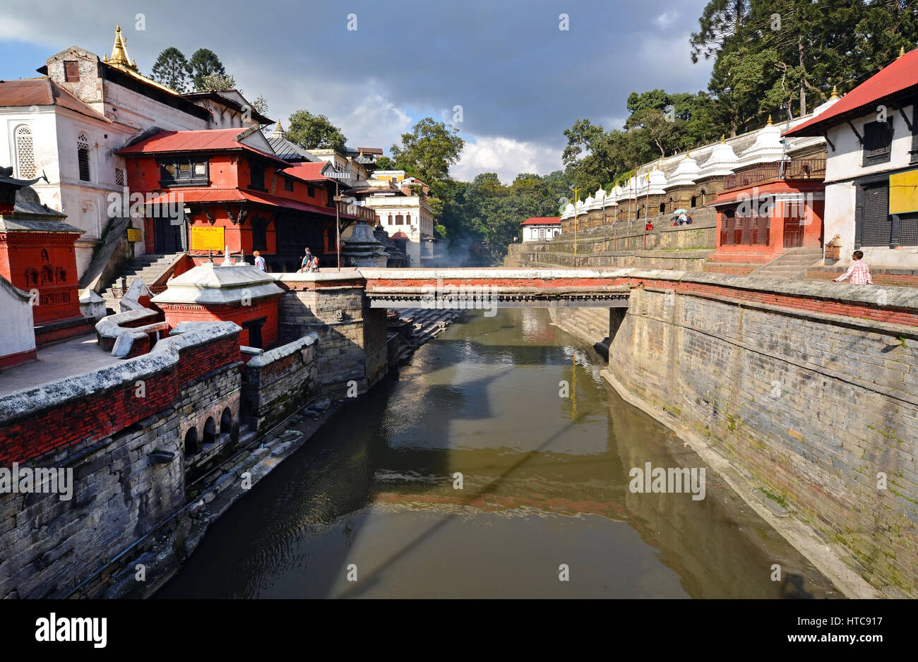 PASHUPATINATH - 8.Okt: Feuerbestattung Ghats und Zeremonie entlang dem Heiligen Bagmati-Fluss im Pashupatinath Tempel, am 8. Oktober 2013 in Kathmandu, Nepal. Das ist Stockfoto
