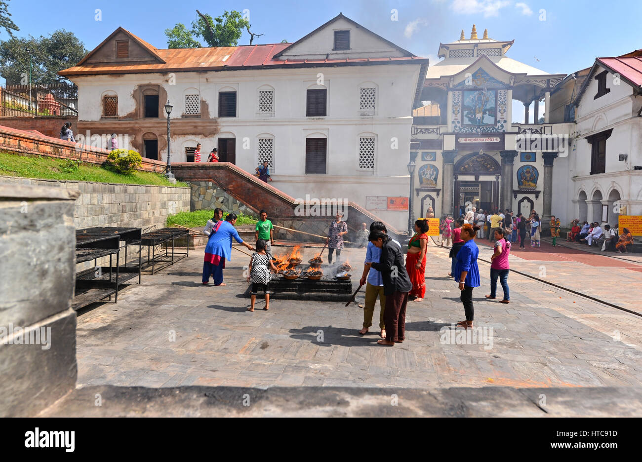 PASHUPATINATH - 8. Oktober: Hindus feiern das Dashain Festival. Am 8. Oktober 2013 in Kathmandu, Nepal. Dies ist der heiligste Platz für alle Hi Stockfoto
