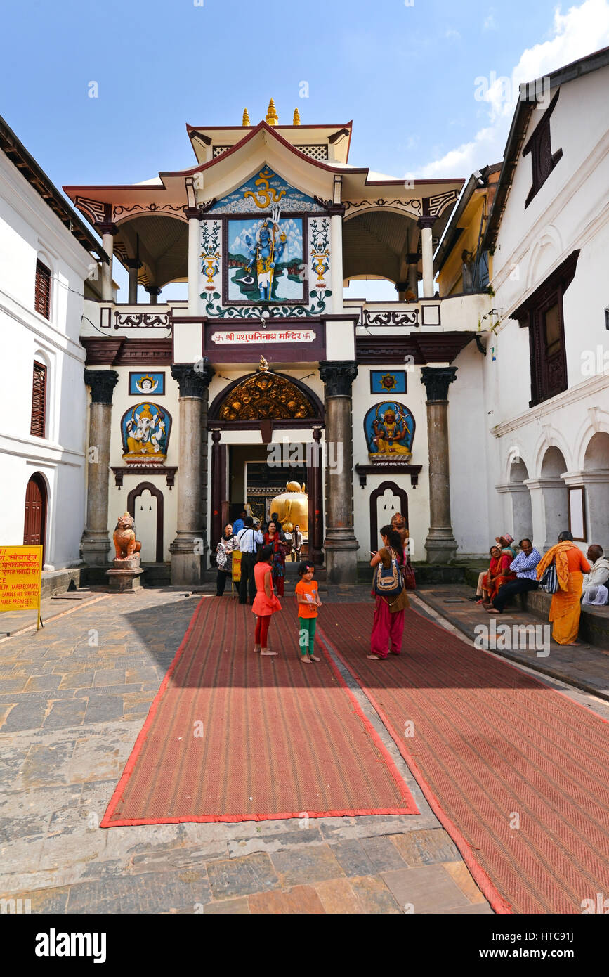 PASHUPATINATH - 8. Oktober: Hindus feiern das Dashain Festival. Am 8. Oktober 2013 in Kathmandu, Nepal. Dies ist der heiligste Platz für alle Hi Stockfoto