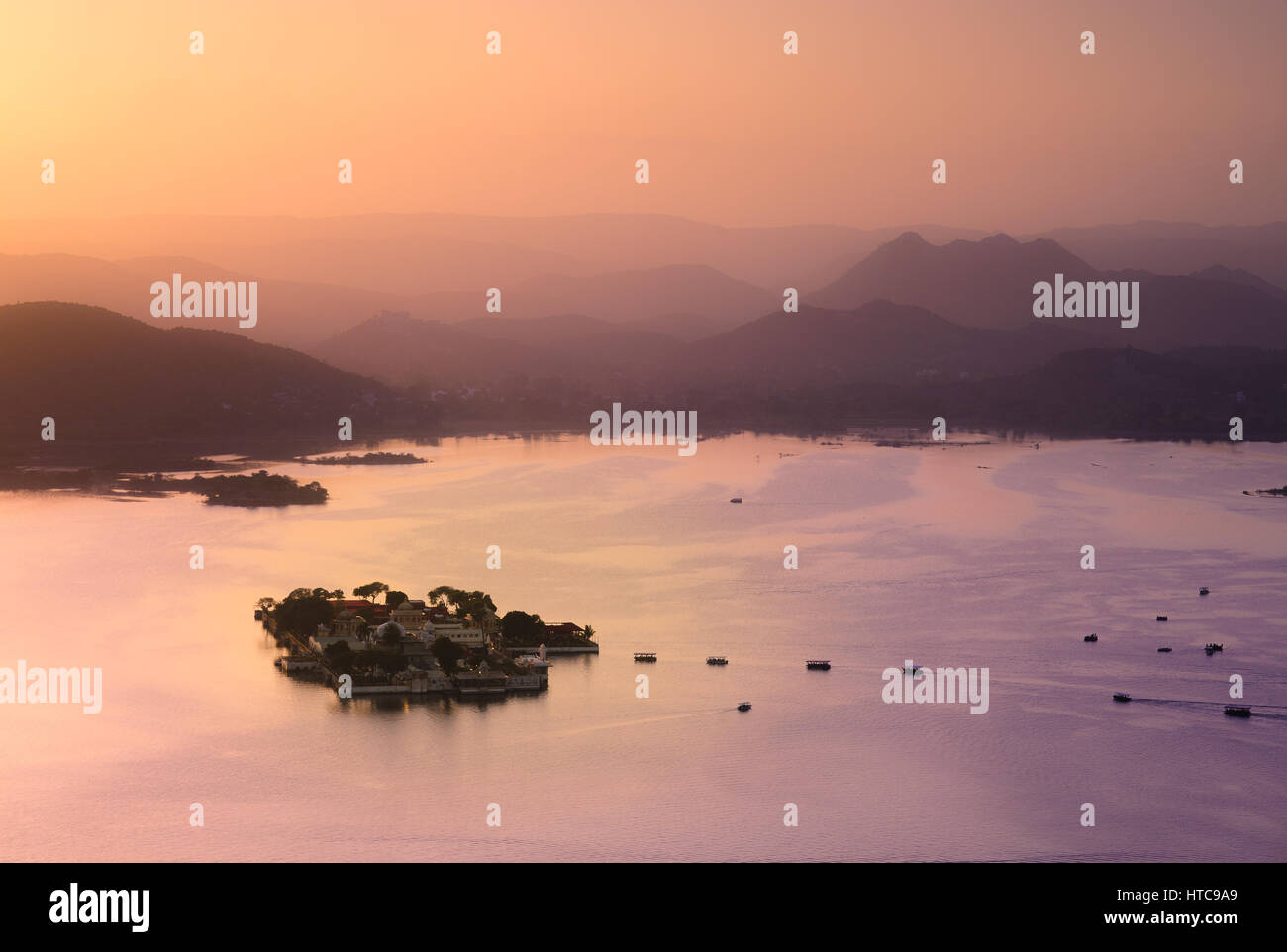 Abendlicher Blick über den Lake Pichola in der Aravalli Hills von machla Magra (Fisch), Udaipur Stockfoto