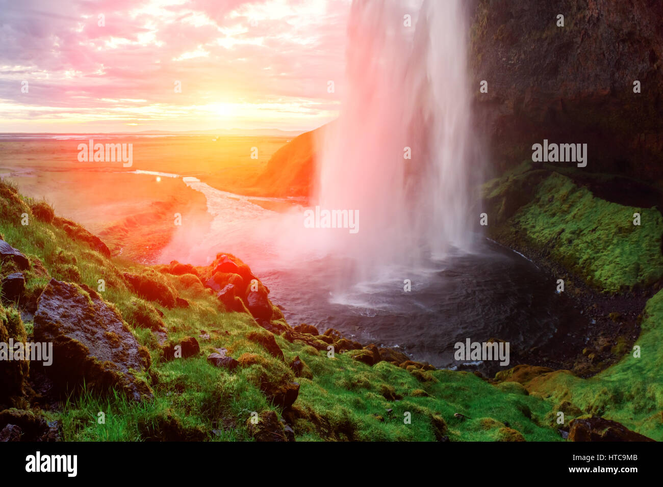 Sonnenaufgang am Seljalandfoss Wasserfall am Seljalandsa Fluss, Island, Europa. Stockfoto