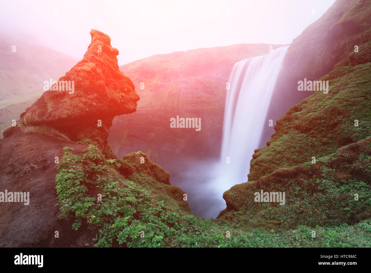 Am berühmten Skogafoss Wasserfall auf Skoga Fluss. Island, Europa Stockfoto