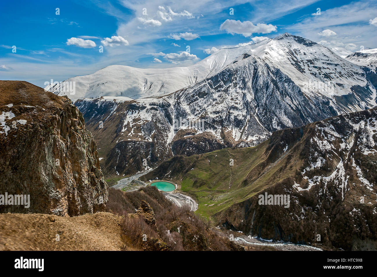 Georgien, die Georgische Heerstraße, in der Nähe des Skigebietes im Dorf Gudauri. Stockfoto