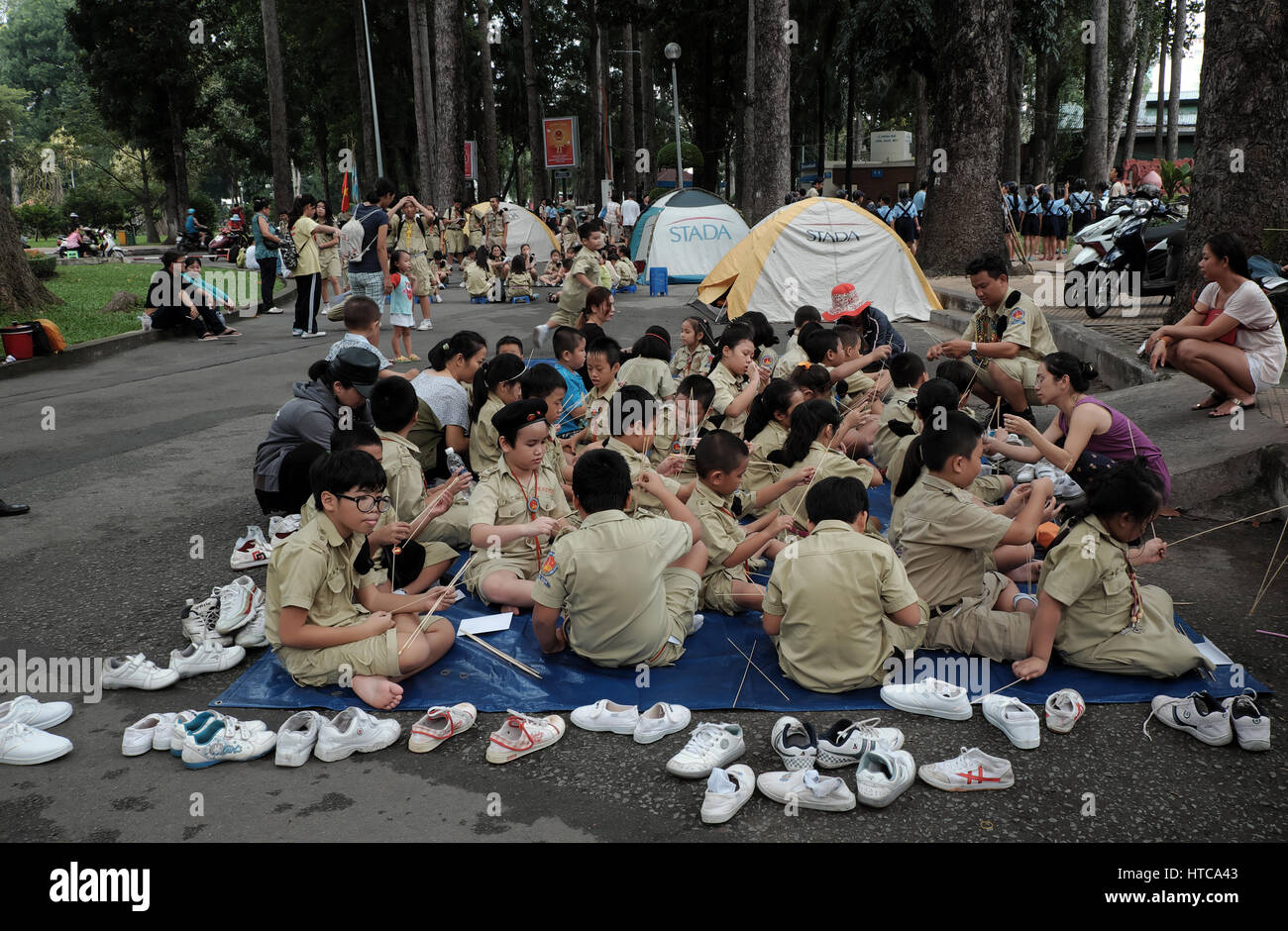 HO-CHI-MINH-Stadt, Vietnam, asiatische Kinder camping Fähigkeiten Lebensverlauf von outdoor-Aktivität zu Park, Vietnam, Bildung Kind anzuschließen, Fähigkeiten zu entwickeln Stockfoto