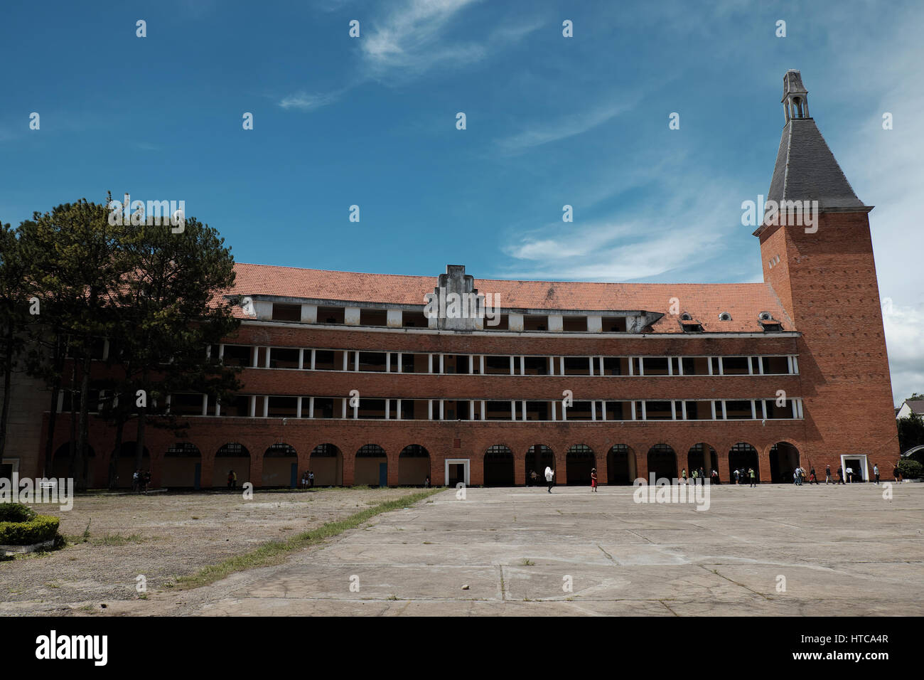 DA LAT, VIET NAM-2. September 2016: Antike Architektur der pädagogischen Hochschule von Dalat am Tag um Dalat, Vietnam, ein berühmter Ort für Reisen Stockfoto