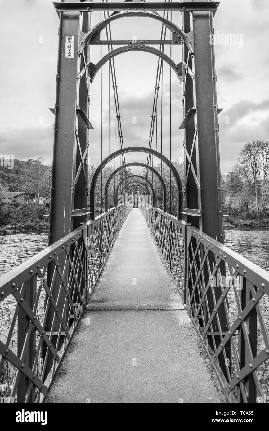 Port Na Craig Fußgängerbrücke, Pitlochry, Schottland in Schwarz & Weiß. Stockfoto