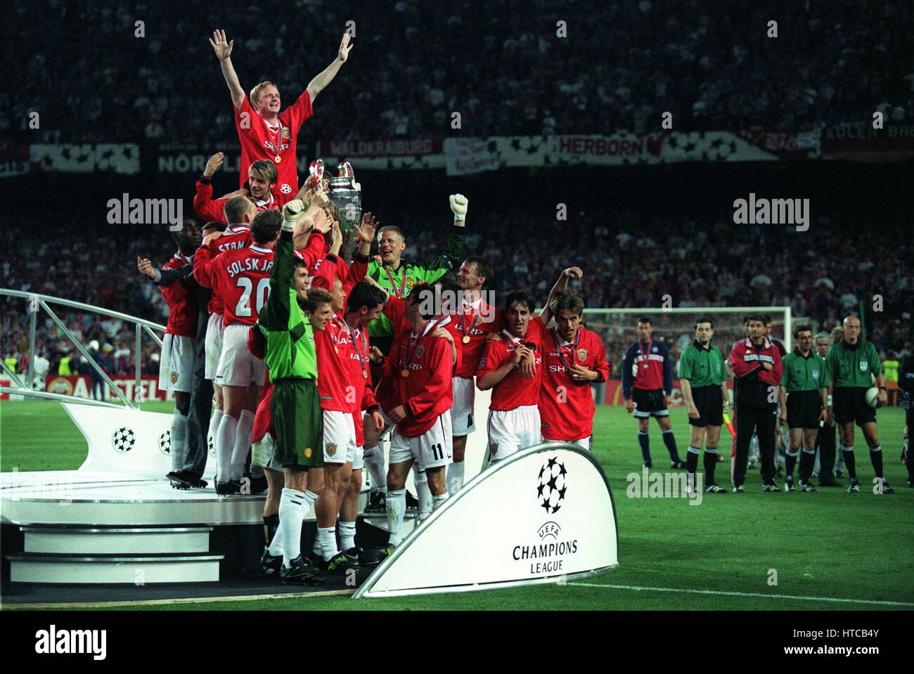 MANCHESTER UNITED LIFT TROPHY MANCHESTER UnitedFC BAYERN München 26