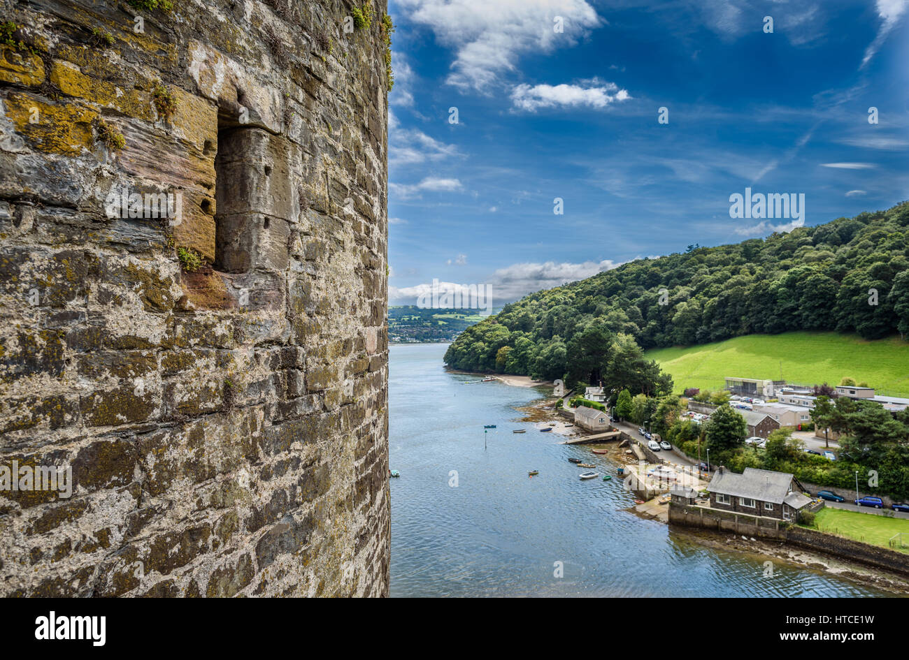 Blick auf die Bucht von Conwy mit eines der Türme. Stockfoto