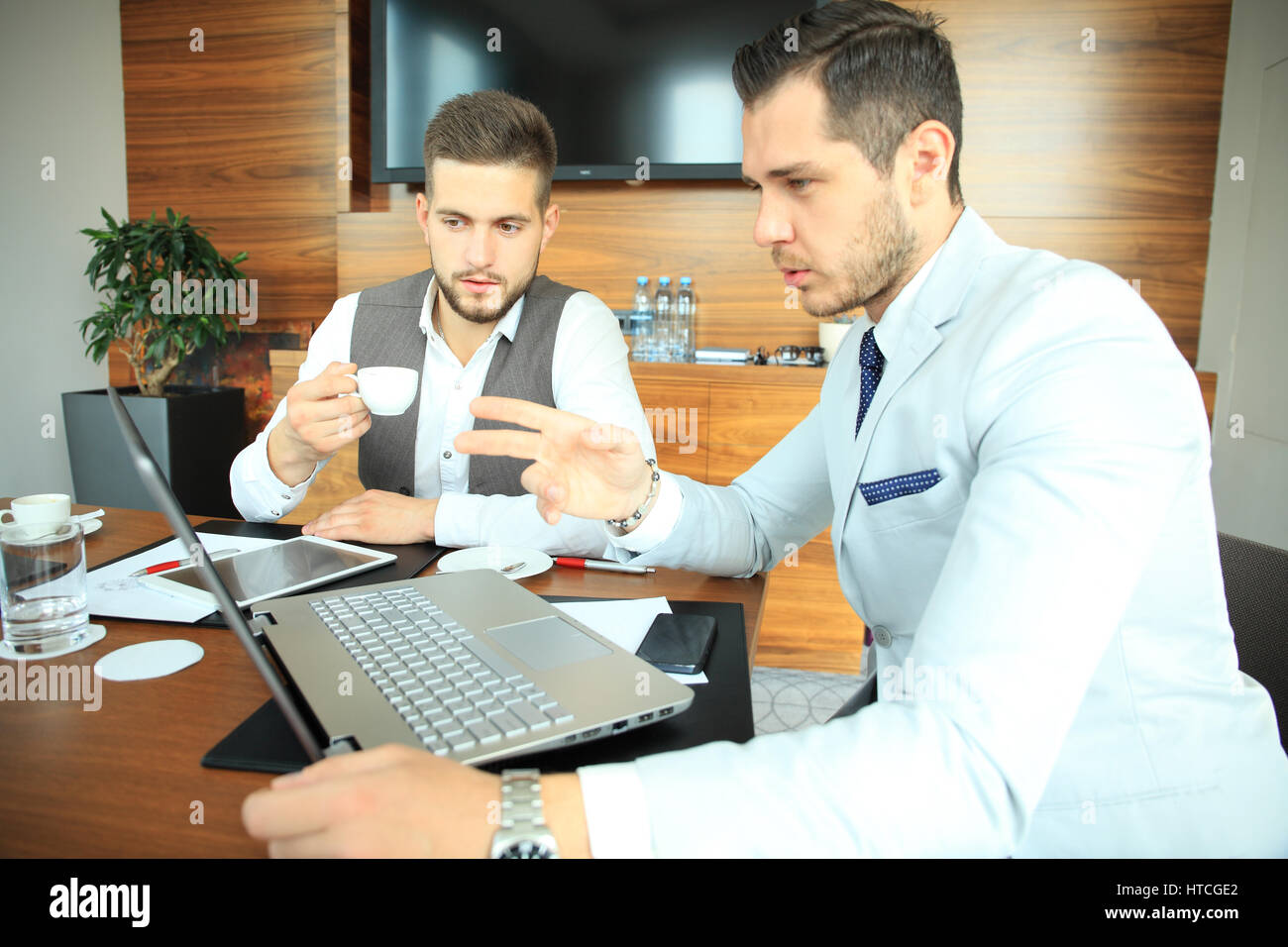 Start-Business-Team treffen im modernen hellen Büros innen Brainstorming, arbeiten am Laptop und Tablet-computer Stockfoto