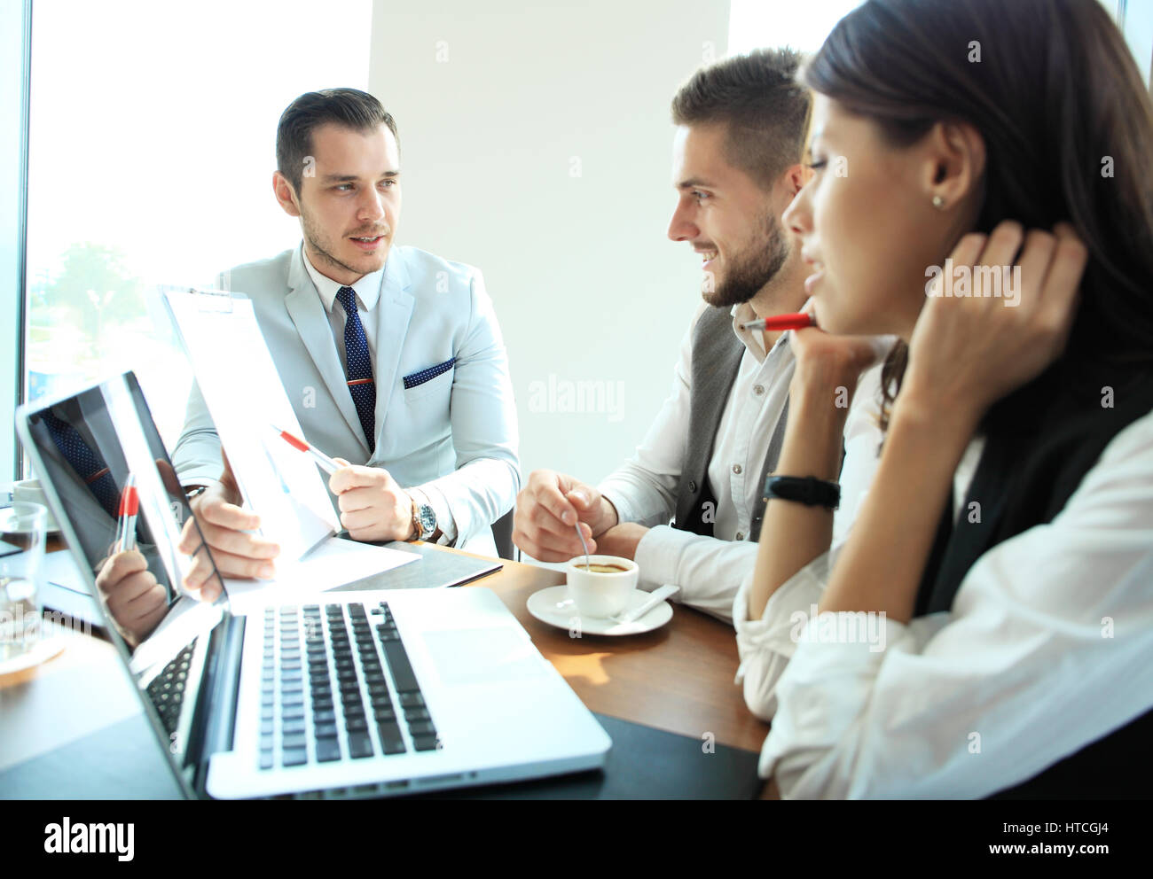 Start-Business-Team treffen im modernen hellen Büros innen Brainstorming, arbeiten am Laptop und Tablet-computer Stockfoto