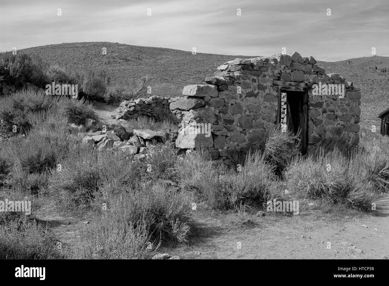 Partielle Steinmauer in Bodie. Bodie State Park sind die Überreste von Bodie, eine Silber- und Kupfermünzen Bergbaustadt in der östlichen kalifornischen Wüste. Stockfoto Partielle Steinmauer in Bodie. Bodie State Park sind die Überreste von Bodie, eine Silber- und Kupfermünzen Bergbaustadt in der östlichen kalifornischen Wüste. Stockfoto