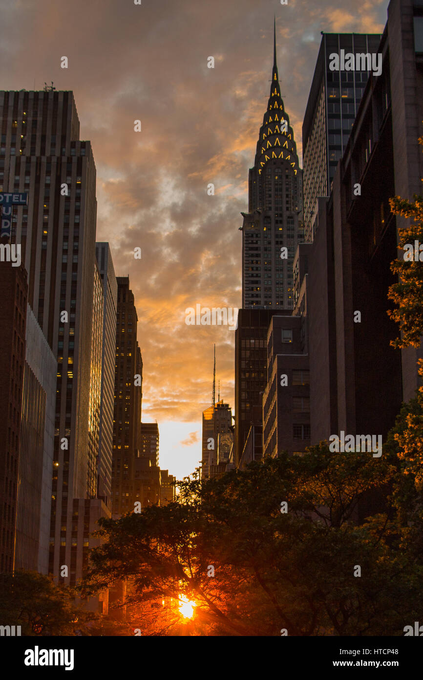 Manhattanhenge: New Yorker Skyline mit Chrysler Building bei Sonnenuntergang am Sommer-Sonnenwende Stockfoto