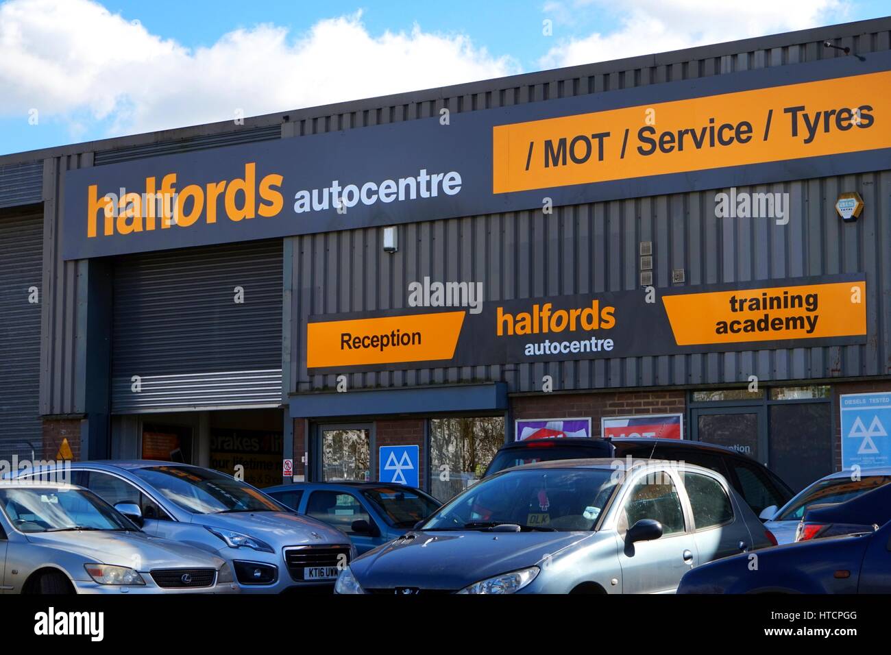 Basingstoke, Großbritannien - 9. März 2017: Äußere des Zentrums Halfords Autocentre MOT Service und Reifen Stockfoto