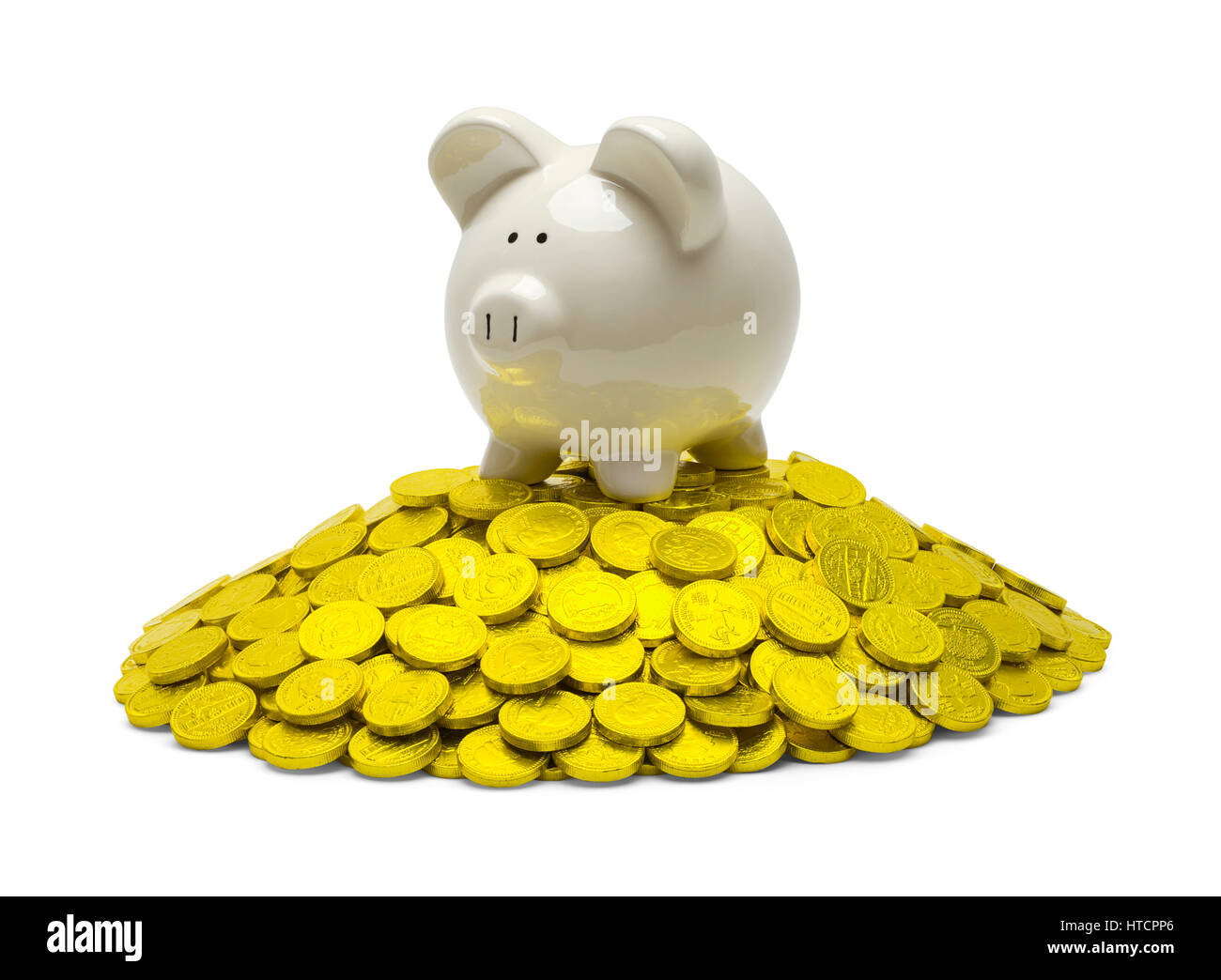 Sparschwein auf Haufen von Goldmünzen, Isolated on White. Stockfoto