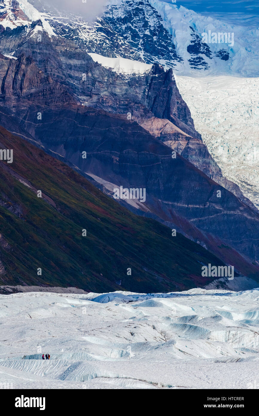 Menschen Am Root Glacier In Der Wrangell-St. Der Elias National Park Wird Von Der Umliegenden Landschaft In Den Schatten Gestellt, Darunter Der Massive Stairway-Eisbruch Im ... Stockfoto