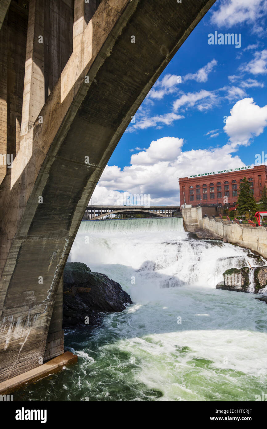 Die Monroe Street Dam und Hochwasserentlastung angesehen von unterhalb der Brücke, Innenstadt von Spokane; Spokane, Washington, Vereinigte Staaten von Amerika Stockfoto