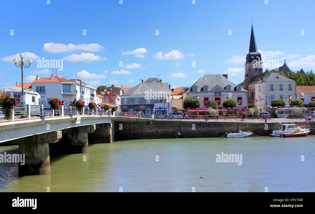 SAINT-GILLES-CROIX-DE VIE, Frankreich, 28. August 2015: Brücke über La Vie, mit der Eglise Saint-Gilles Stockfoto