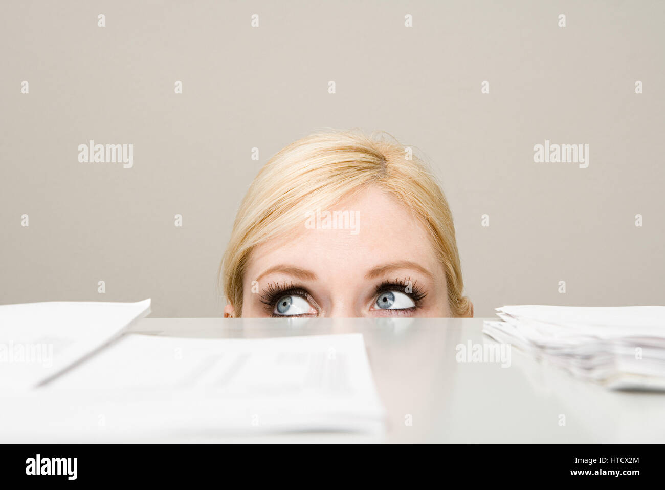 Frau hinter Aktenschrank Stockfoto