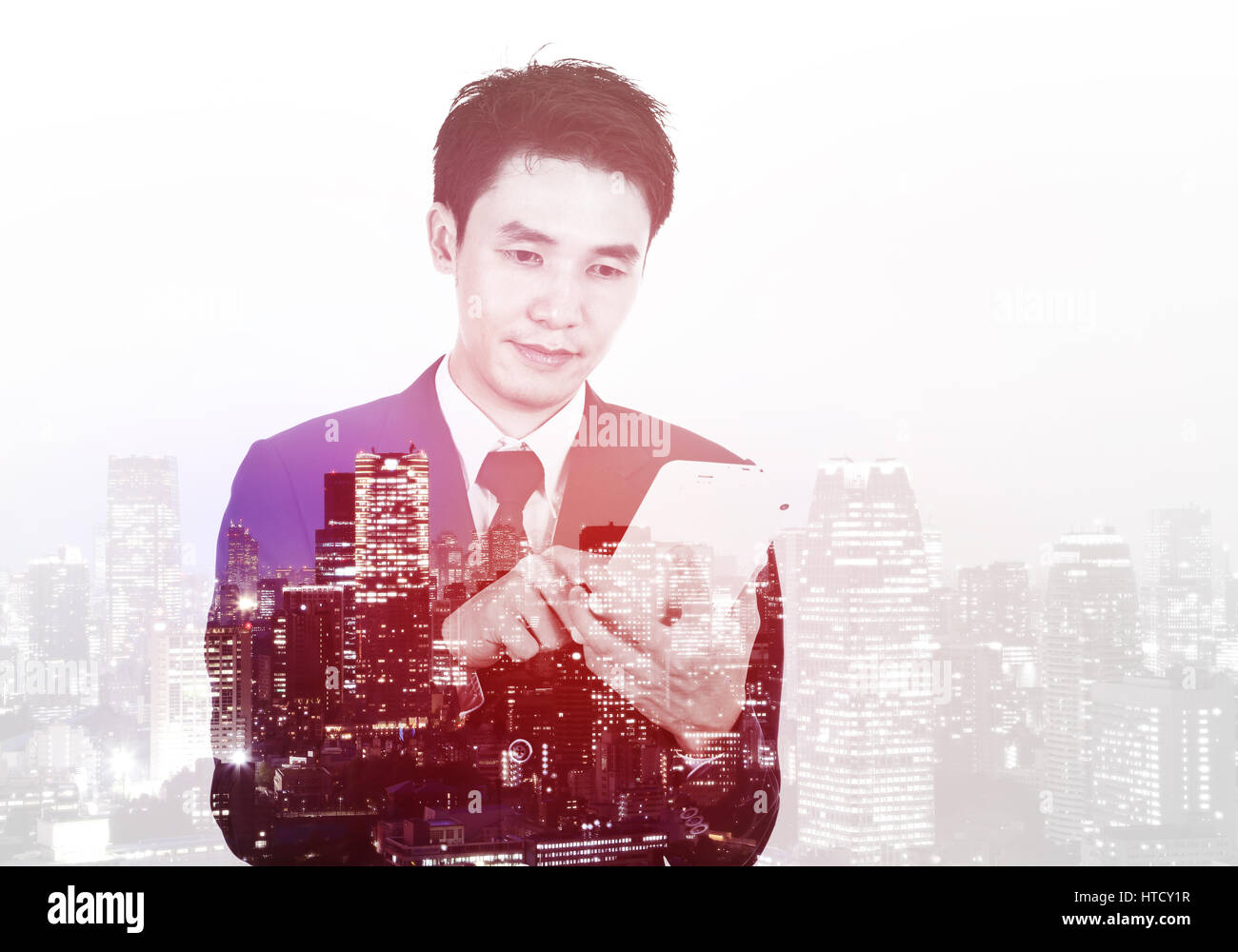 Doppelbelichtung Geschäftsmann mit der Tablette gegen die Stadt isoliert auf weißem Hintergrund Stockfoto