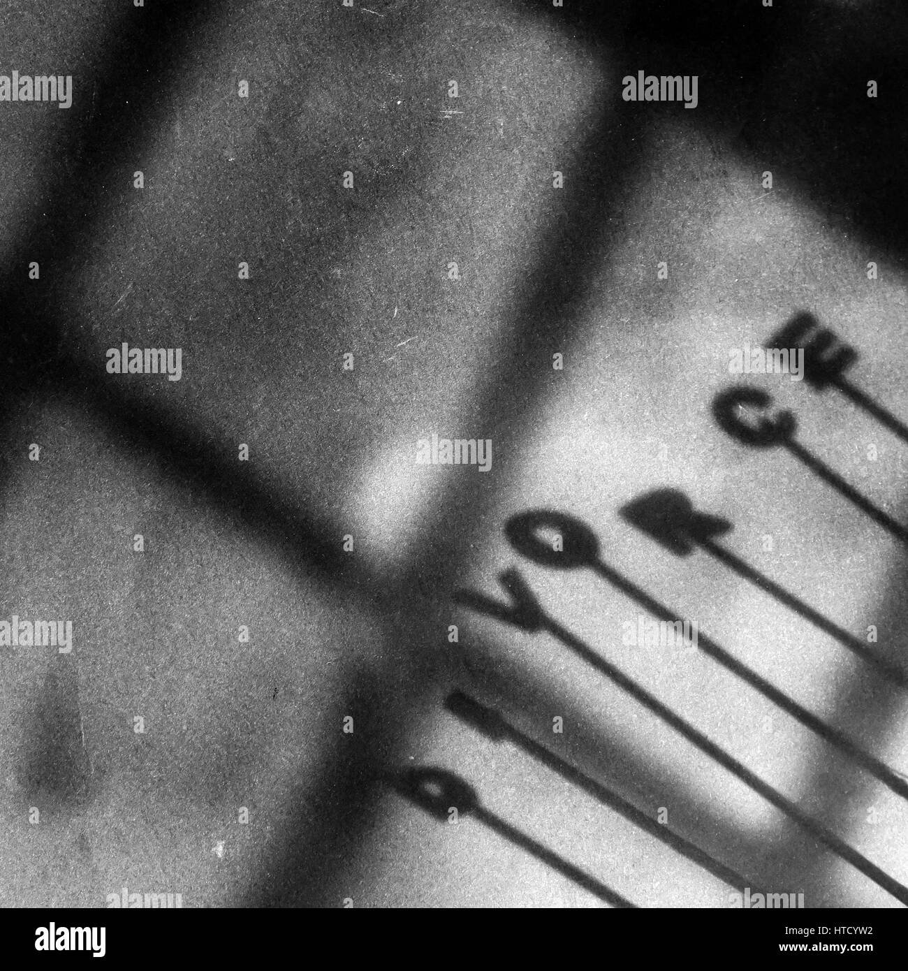 Scheidung-Hintergrund mit Schatten des Paares neben Scheidung Buchstaben auf dem Papier, Trennung Familie stellen verletzt, Mann und Frau, ist auch sozialen Status von deve Stockfoto
