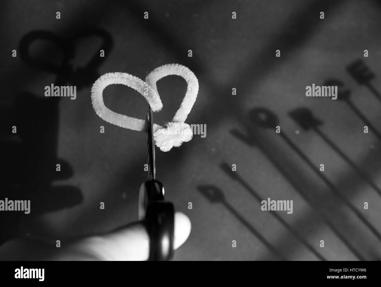 Scheidung-Hintergrund mit Schatten des Paares neben Scheidung Buchstaben auf dem Papier, Trennung Familie stellen verletzt, Mann und Frau, ist auch sozialen Status von deve Stockfoto