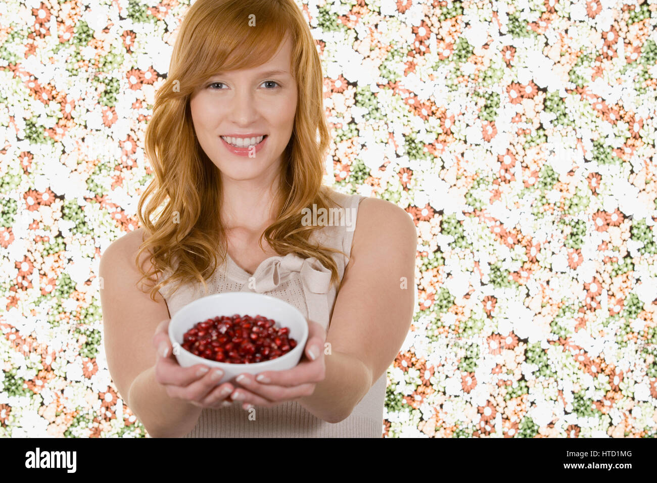 Frau mit Schale mit Granatapfelkernen Stockfoto