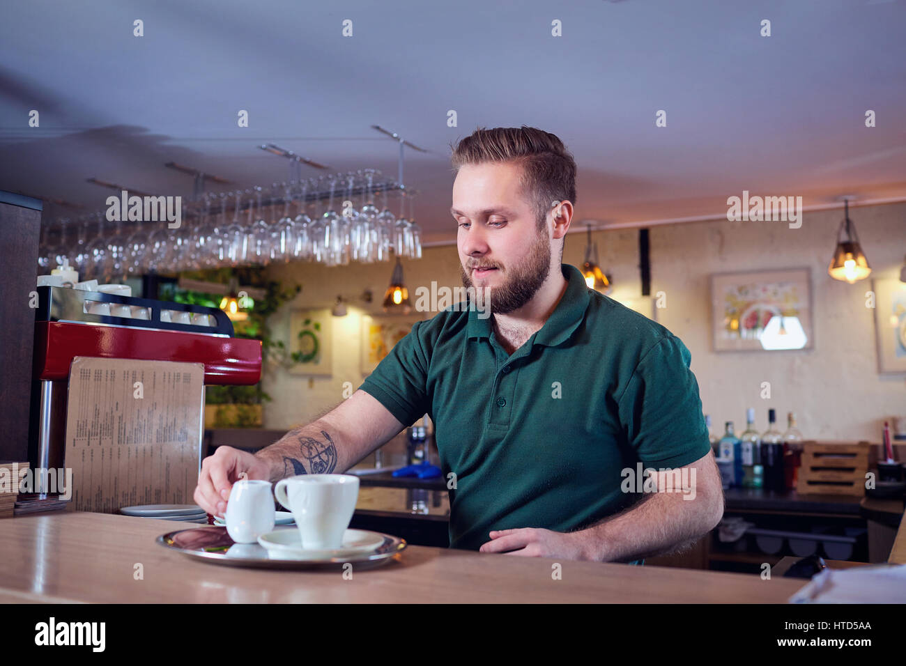 Barkeeper Barista Kaffee Tee Cocktails in der Bar, Restaurant, Shop machen. Stockfoto