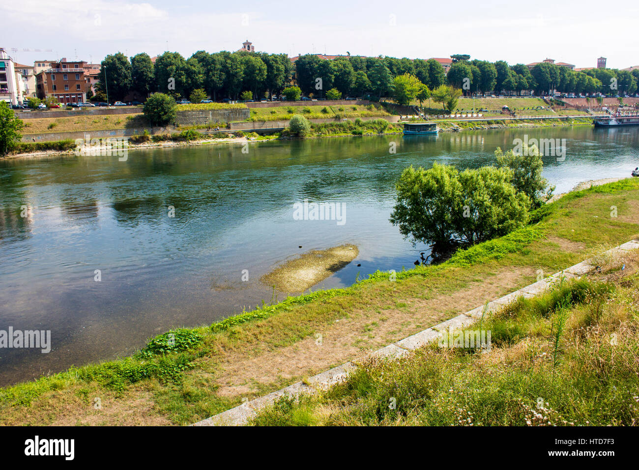 Die Ponte Coperto (überdachte Brücke), auch bekannt als der Ponte Vecchio (alte Brücke), ein Backstein und Steinbogenbrücke über den Fluss Ticino in Pavia, Italien. Stockfoto