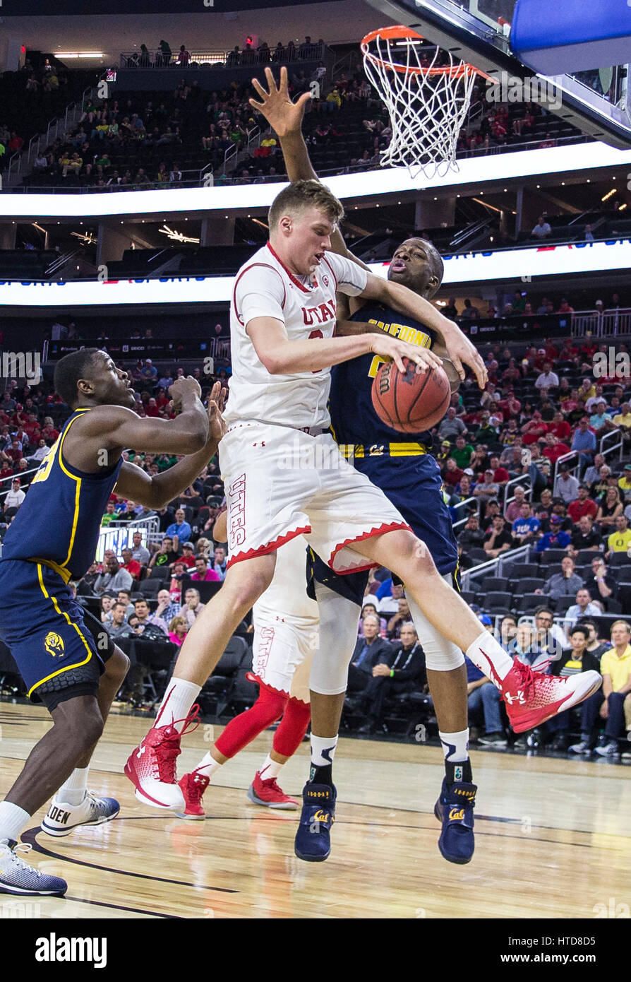 9. März 2017 verlor Las Vegas, NV, U.S.A.Utah vorwärts Jayce Johnson (34) Laufwerke in den Korb während der NCAA-Pac-12 Herren-Basketball-Turnier zwischen Kalifornien Bären und Utah Utes 75-78 bei T-Mobile Arena Las Vegas, NV. Thurman James/CSM Stockfoto