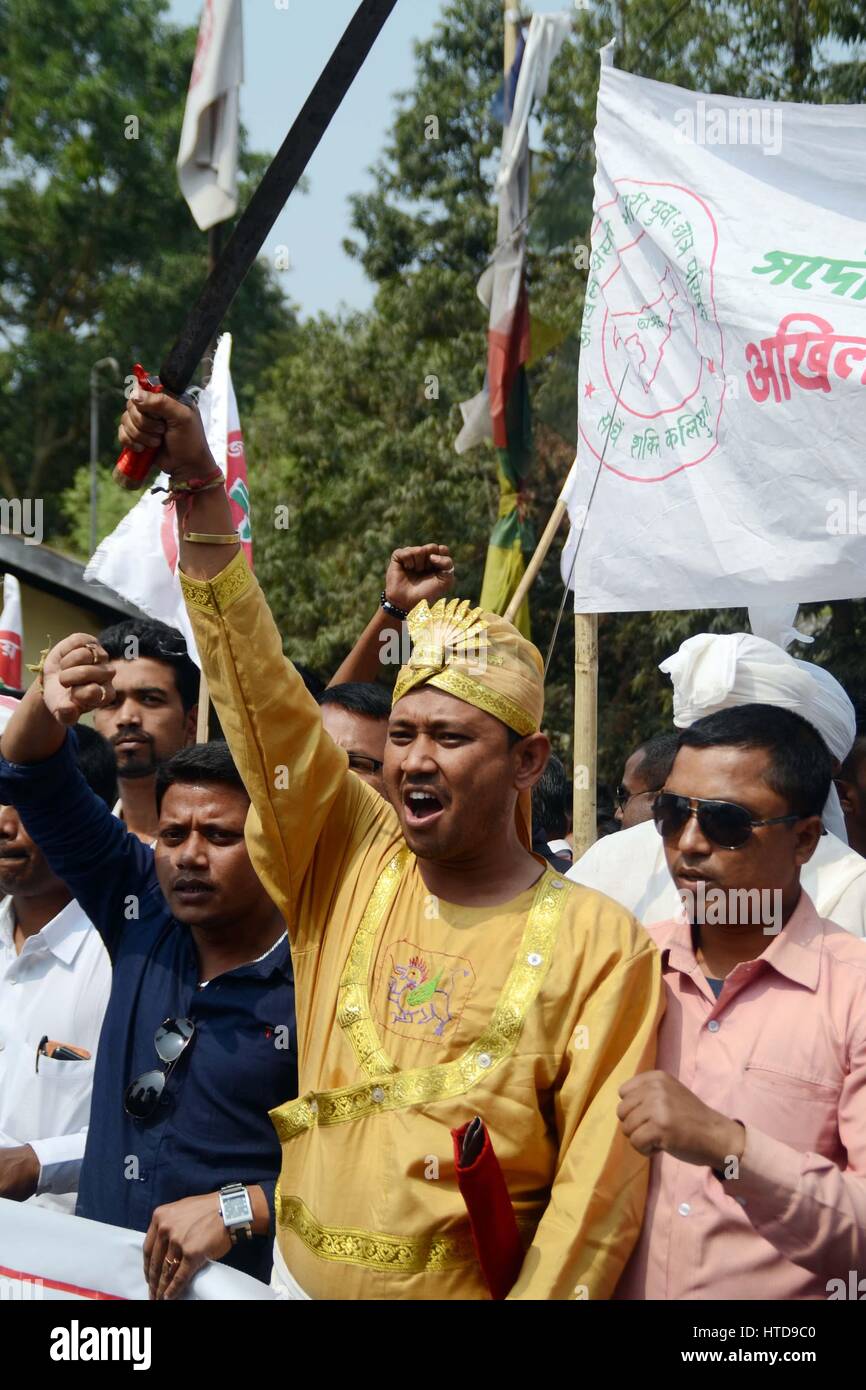 Nagaon, Assam. 10. März 2017. Alle Assam Studenten Union (AASU) zusammen mit anderen Organisationen herausnehmen eines "Satyagrha'rally im Nagaon Bezirk Assam am Freitag, protestieren gegen die Schändung der AASU-Büro in Silapthar von einer bengalischen Organisation am Montag. Bildnachweis: DIGANTA DIEZINGER/Alamy Live-Nachrichten Stockfoto