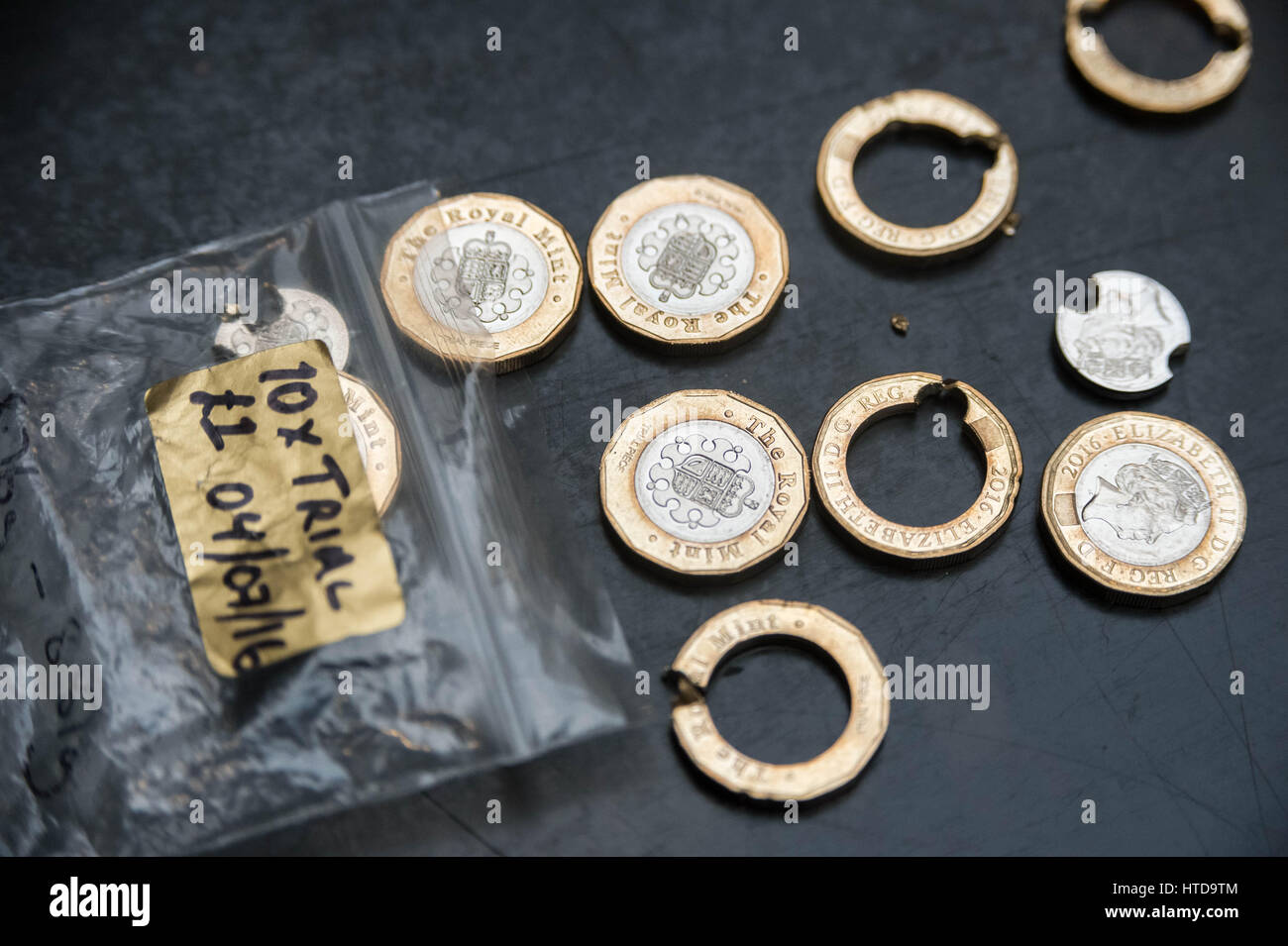 London, UK. 9. März 2017. Neue 1 Pfund-Münzen in London Assay Office vor ihrer Veröffentlichung 28. März 2017 getestet. Im Bild: Die Royal Mint brachte der Assay Office 10 Testversion Münzen vor Weihnachten. Diese neuen Münzen sollen die sicherste und Hi-Tech-Münze entwickelt werden. Abschließende Tests durchlaufen ein paar Münzen mit Stücken der Münzen ausgebohrt, um Ebene Spurenelemente in unedlen Metallen Kredit zu testen: Guy Corbishley/Alamy Live News Stockfoto