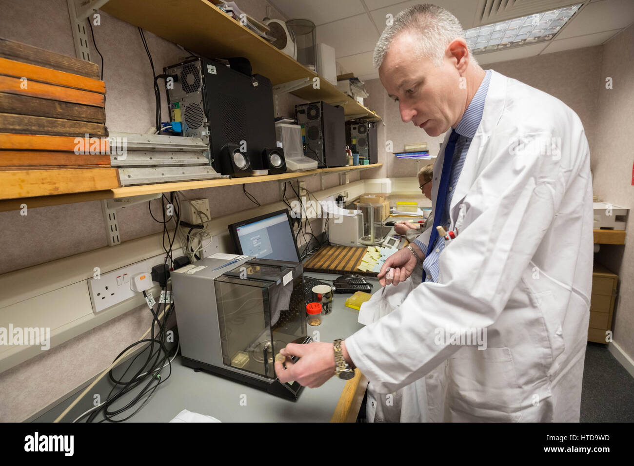 London, UK. 9. März 2017. Neue 1 Pfund-Münzen in London Assay Office vor ihrer Veröffentlichung 28. März 2017 getestet. Im Bild: Chris Walne, Laborleiter, The Goldsmiths Firma Assay Office, wiegt eine der 12 doppelseitige Pfund Münzen auf der Analysenwaage. Es muss 8,75 g oder innerhalb bestimmter Toleranz dafür. Die neue Münze ist leichter als die aktuelle Münze von. 75g. Bildnachweis: Guy Corbishley/Alamy Live-Nachrichten Stockfoto