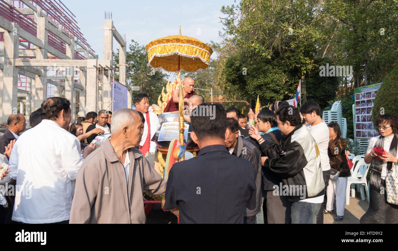 Chiang Mai, Thailand - 19. Februar 2017: Menschen mit Lebensmittel und Gegenstände, ein buddhistischer Mönch und wird im Sri Don Mond Tempel in Chiang Mai, Thailand am 19. Februar 2017 gesegnet. Stockfoto